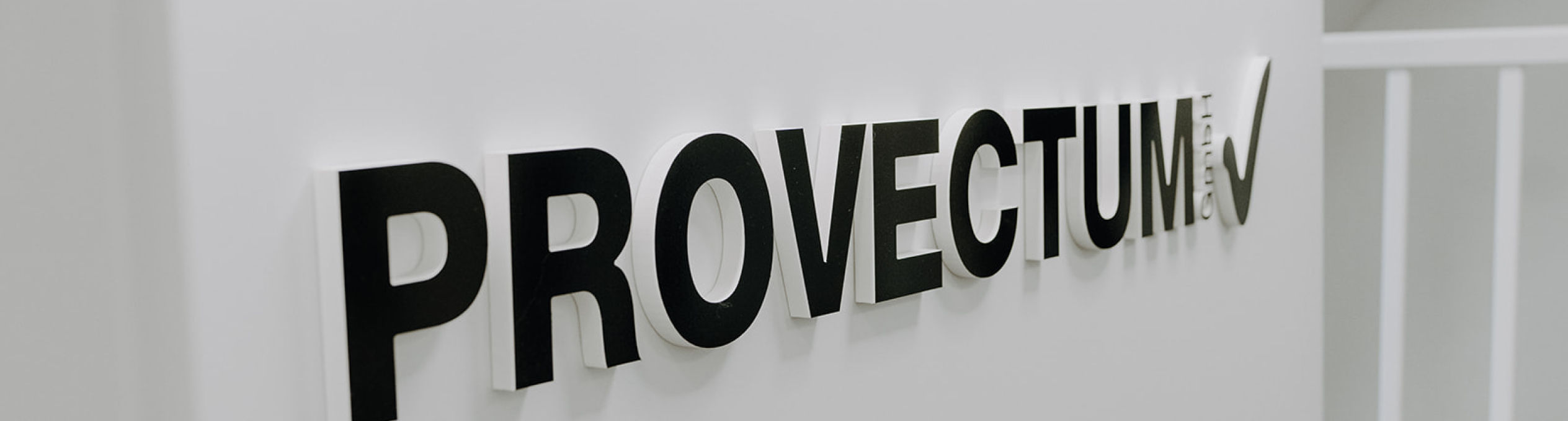 PROVECTUM Schriftzug an der Wand
